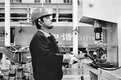 蘭州：寒夜黃河邊，他一把拉出落水大學(xué)生