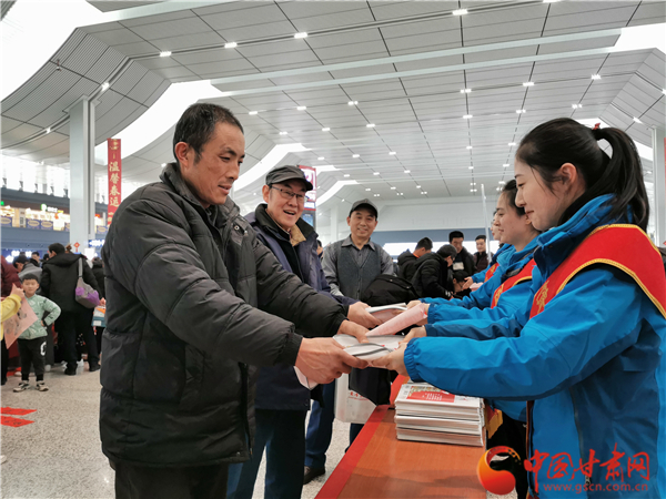 “情系農(nóng)民工·書(shū)香伴歸程” 甘肅新華書(shū)店在全省開(kāi)展圖書(shū)捐贈(zèng)活動(dòng)