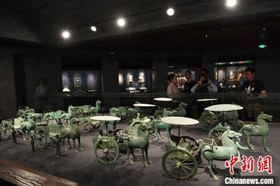 圖為甘肅省博物館展陳的東漢銅奔馬車陣。(資料圖) 楊艷敏 攝