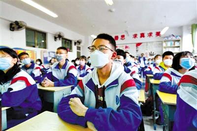 甘肅省初三和高一、高二年級學(xué)生昨日開學(xué) 青春校園又聞瑯瑯讀書聲