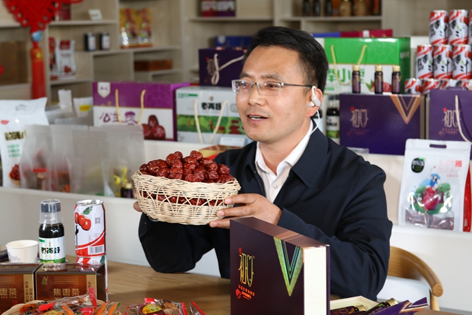 “縣長直播天團”唱響“甘貨春之聲”，售出近30種甘貨1萬余件 開進直播間的網(wǎng)絡(luò)扶貧博覽會，受百萬網(wǎng)友點贊 