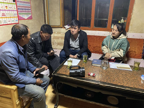 圖為木耳鎮(zhèn)紀(jì)檢干事盧建民（左三）連夜在多壩村多壩組奚連德家中了解受災(zāi)情況，排查安全隱患，并宣傳發(fā)生次生災(zāi)害的相關(guān)知識。_副本.jpg
