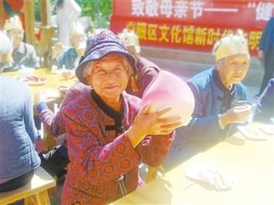 母親節(jié)，白銀“花村”擺了一場(chǎng)“敬老宴”
