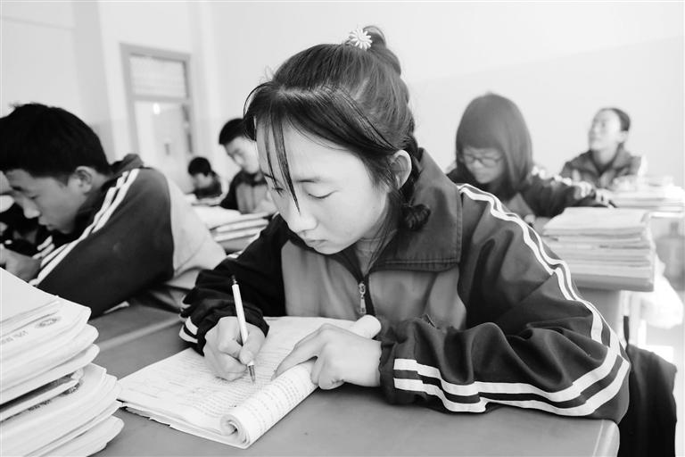 慶陽環(huán)縣這名小姑娘，柔弱肩膀撐起一個大家庭
