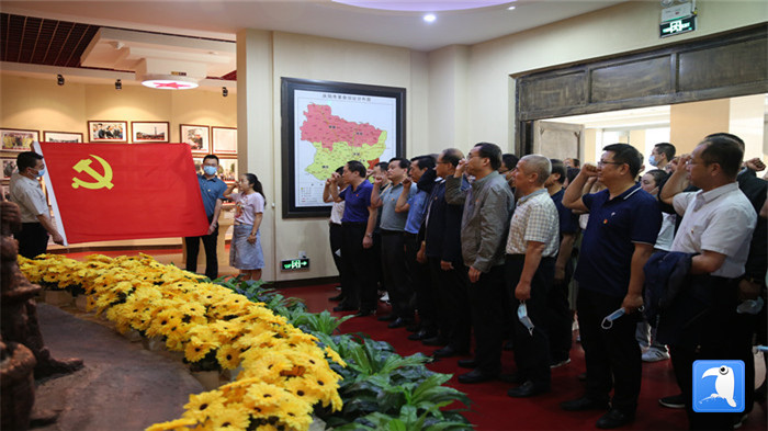 6月30日上午，慶陽市紀(jì)委監(jiān)委機(jī)關(guān)黨委組織全體黨員干部赴市博物館開展“迎七一·紀(jì)念建黨99周年”主題黨日活動(dòng)。拍攝：葛歡_副本.jpg