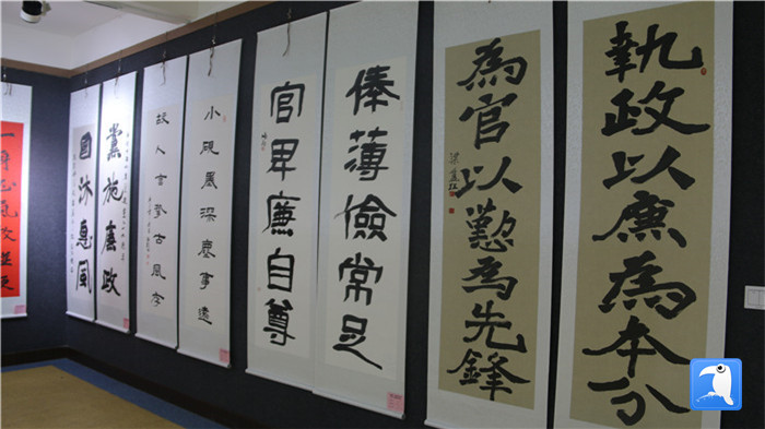 7月1日上午，定西市通渭縣紀(jì)委監(jiān)委舉辦“襄郡清風(fēng)·喜迎建黨99周年”廉政文化書畫展，共同為黨的生日獻(xiàn)禮。_副本.jpg