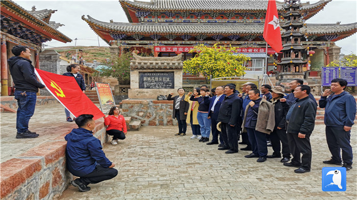 “七一”前夕，甘南州紀(jì)委監(jiān)委機(jī)關(guān)第二黨支部組織支部黨員和幫扶村黨員赴臨潭縣新城鎮(zhèn)蘇維埃舊址紅色教育基地參觀學(xué)習(xí)活動(dòng)。_副本.jpg