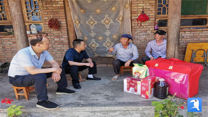 在建黨99周年來臨之際，隴南市禮縣紀(jì)委監(jiān)委在中壩鎮(zhèn)、三峪鄉(xiāng)開展“七一”慰問老黨員、困難黨員活動(dòng)，為他們送去組織的關(guān)懷和節(jié)日的問候。_副本.jpg