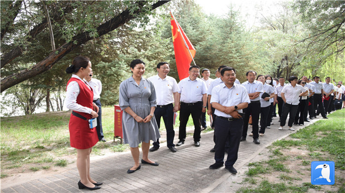 7月1日，嘉峪關(guān)市紀(jì)委監(jiān)委機(jī)關(guān)黨委在迎賓湖絲路廉潔文化主題公園舉行慶祝黨建99周年迎“七一”主題黨日活動(dòng)。_副本.jpg