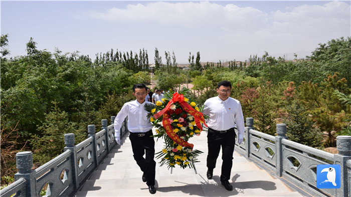 七一”前夕，白銀市紀(jì)委監(jiān)委機(jī)關(guān)黨委組織黨員來到紅軍西路軍景泰烈士陵園開展主題黨日活動(dòng)。 朱鵬拍攝_副本.jpg