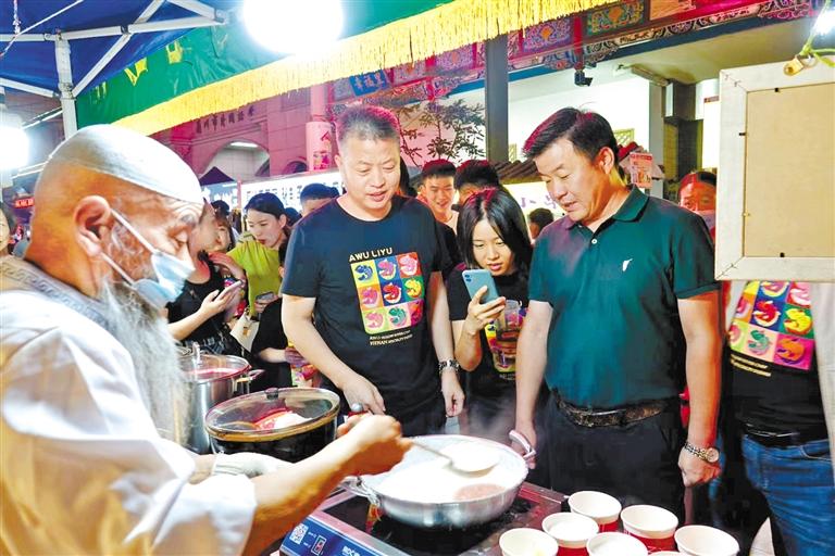 鄭州餐飲同行“打卡”金城夜市：“月光下的蘭州美食，唇齒留香”