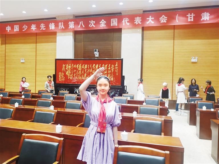 代表蘭州少先隊員參加全國少代會——這個小姑娘，攢勁！