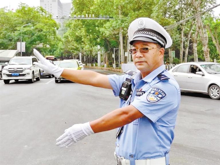 蘭州城關(guān)區(qū)交警大隊一線老交警馬驍：俯首甘為“老黃?！?>
        </a><em>蘭州城關(guān)區(qū)交警大隊一線老交警馬驍：俯首甘為“老黃?！?/em></li>
    <li><a  target=