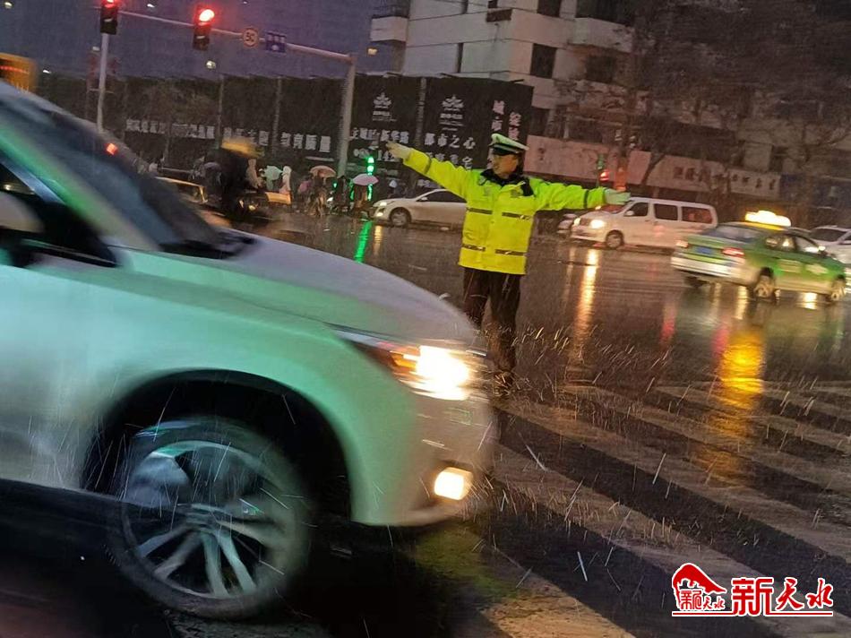 風雪襲來，天水最美“警色”在路上！