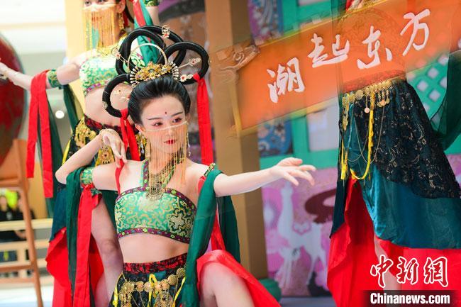 圖為今年9月5日，在重慶亮相的敦煌博物館“潮起東方”主題活動(dòng)現(xiàn)場(chǎng)。敦煌博物館供圖