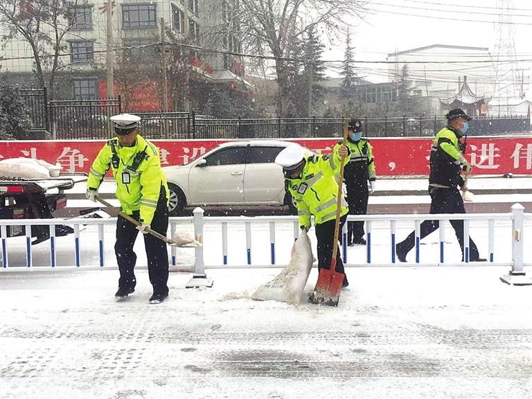 除雪保暢 蘭州交警部門啟動應急預案保暢通