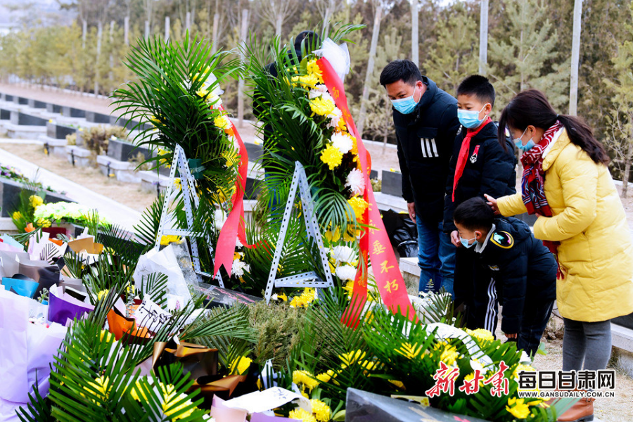 委托快遞、自發(fā)前往，社會各界在陳紅軍烈士墓前獻(xiàn)花致敬