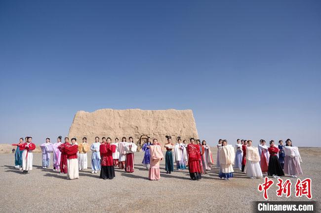 數(shù)十位身著古裝的女性通過體驗賞漢舞、習漢禮、吟誦詩詞等中華傳統(tǒng)文化，再現(xiàn)古絲綢之路的繁華盛景?！∏窳?攝