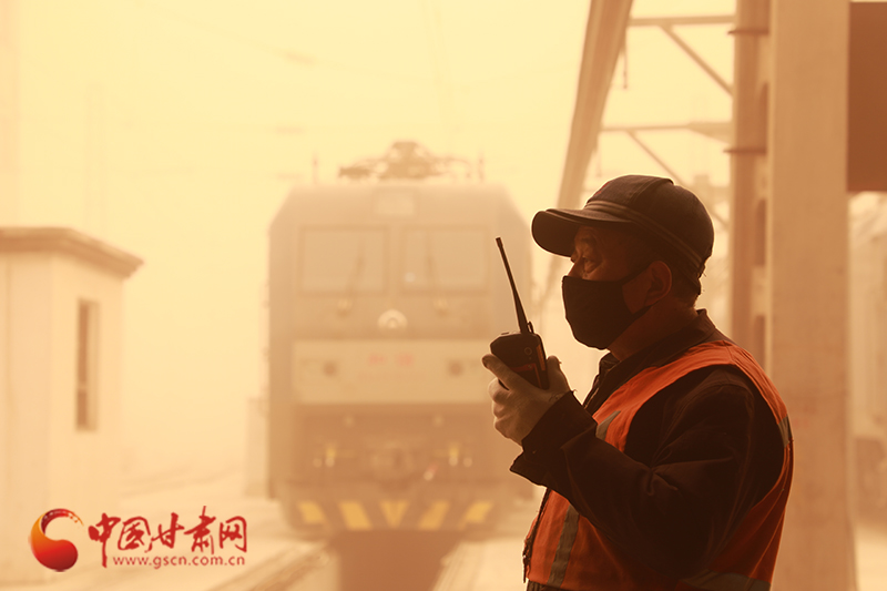 蘭州鐵路局積極應對沙塵天氣 確保運輸安全