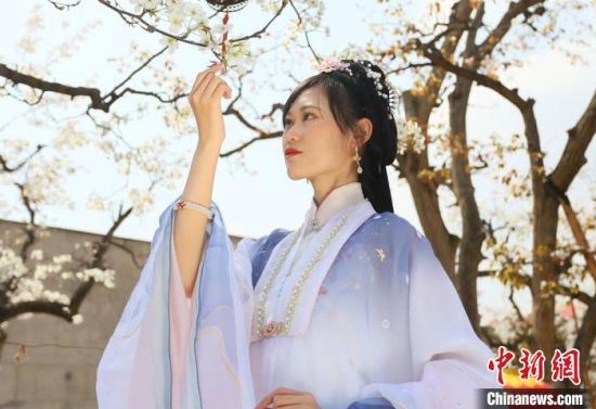 圖為蘭州青年身穿漢服在百年梨園賞景?！「哒?攝