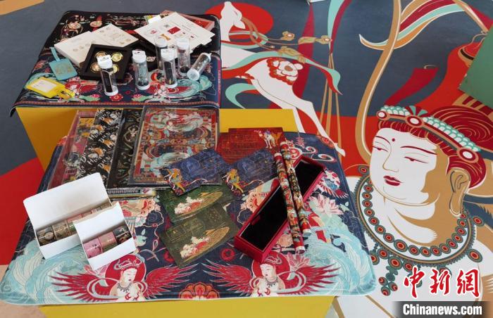 60余類敦煌主題的文創(chuàng)產(chǎn)品讓人愛不釋手?！《∷?攝