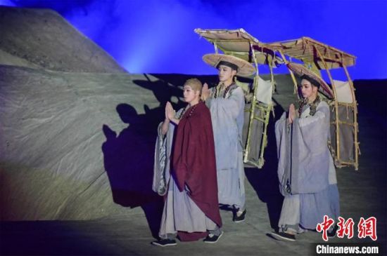 圖為演出現(xiàn)場(chǎng)，該劇獨(dú)創(chuàng)360度旋轉(zhuǎn)并前后移動(dòng)觀眾席，顛覆傳統(tǒng)劇場(chǎng)舞臺(tái)表演模式?！⊥醣筱y 攝