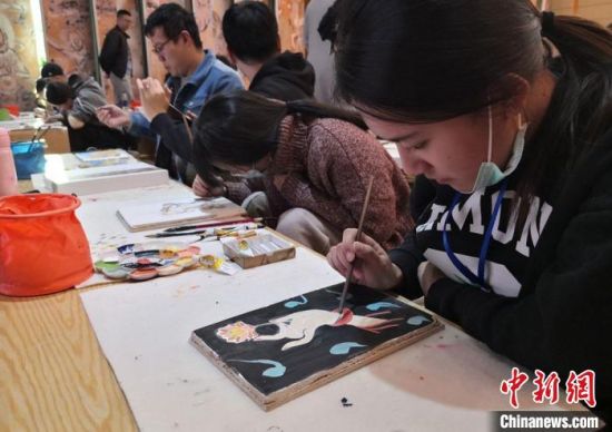 2020年10月，臺灣大學生在敦煌“莫高學堂”體驗?zāi)嗯弋嬍肿髡n?！《∷?攝