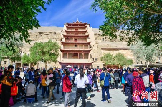中國(guó)農(nóng)歷四月初八，敦煌民眾傳承歷史習(xí)俗，前往莫高窟燒香禮佛、祈福。(資料圖) 王斌銀 攝