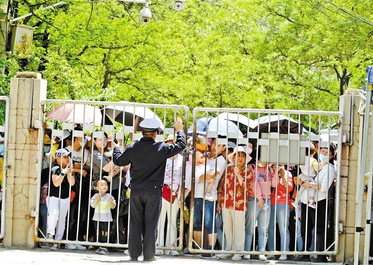 人流如潮 入園游客突破5萬(wàn) 五泉山公園、蘭州市動(dòng)物園昨日臨時(shí)閉園