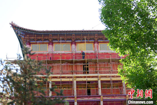 圖為5月上旬，甘肅山丹縣大佛寺內(nèi)，工作人員對古建筑大雄寶殿進(jìn)行修繕。 中新社記者 高展 攝