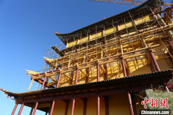 圖為5月上旬，甘肅山丹縣大佛寺內(nèi)，正在修繕中的古建筑大雄寶殿。 中新社記者 高展 攝
