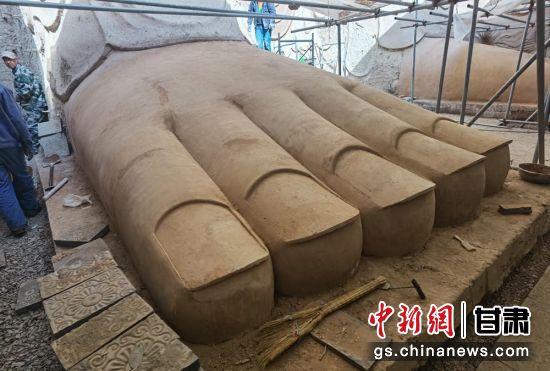 圖為中國“石窟鼻祖”天梯山石窟第13窟大佛足部與局部危巖體搶救性保護項目施工現(xiàn)場。陳曉斌 攝