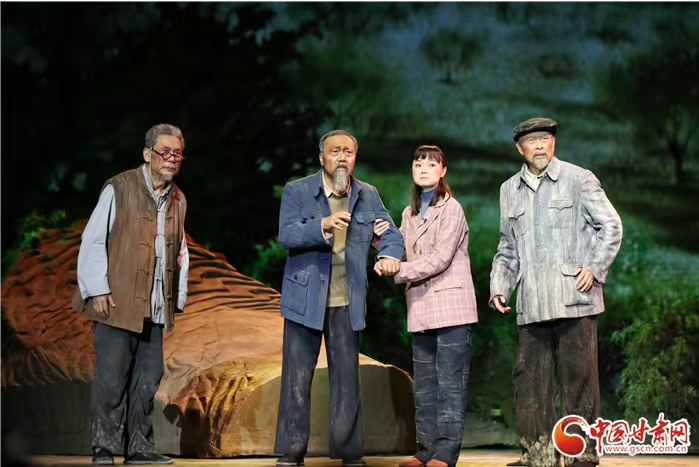 大型原創(chuàng)話劇《八步沙》在蘭州首演 展現(xiàn)“時代楷?！敝紊吃炝制D苦歲月