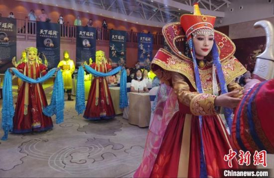圖為中國首部邊塞史詩劇《天下雄關(guān)》首演發(fā)布會現(xiàn)場。　崔琳 攝