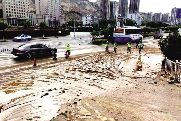 蘭州：水管爆裂淤泥污染路面 城關環(huán)衛(wèi)“人機”合力治污