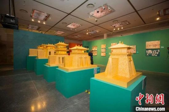 圖為呈現(xiàn)敦煌壁畫中的建筑和園林之美的復(fù)原模型。(資料圖) 敦煌研究院供圖