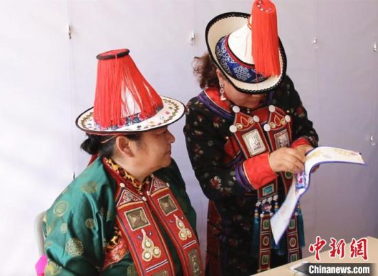 圖為用活態(tài)傳習(xí)的模式促進(jìn)裕固族非物質(zhì)文化遺產(chǎn)的保護(hù)傳承?！∈缝o靜 攝