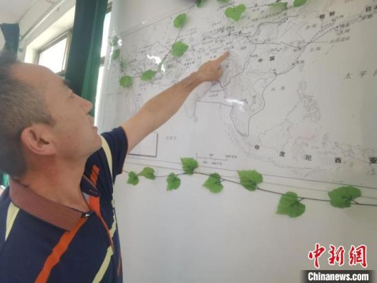 圖為甘肅省社會(huì)科學(xué)院絲綢之路研究所所長侯宗輝指出《絲綢之路古文明》課題組考察線路?！￠Z姣 攝