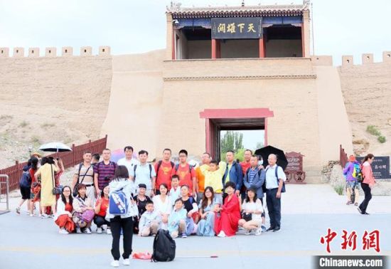 歷經(jīng)數(shù)十載保護修繕的古老關(guān)城得以延年益壽，成為了海內(nèi)外游客“絲路游”的必經(jīng)打卡地?！「哒?攝
