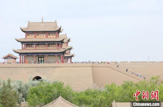 歷經(jīng)數(shù)十載保護(hù)修繕的古老關(guān)城得以延年益壽，成為了海內(nèi)外游客“絲路游”的必經(jīng)打卡地?！「哒?攝