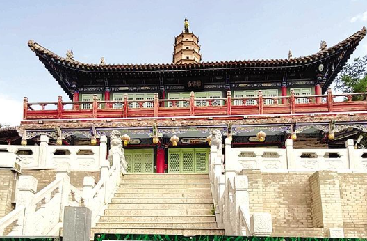 白塔寺閉門(mén)謝客，何時(shí)開(kāi)放？管理處：白塔基礎(chǔ)出現(xiàn)病害圍擋施工，預(yù)計(jì)年底前完工