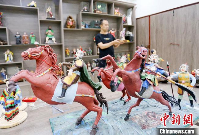 安秋平是成州面塑第五代傳承人，也是當(dāng)?shù)匚ㄒ粓?jiān)守面塑制作的人?！「哒?攝