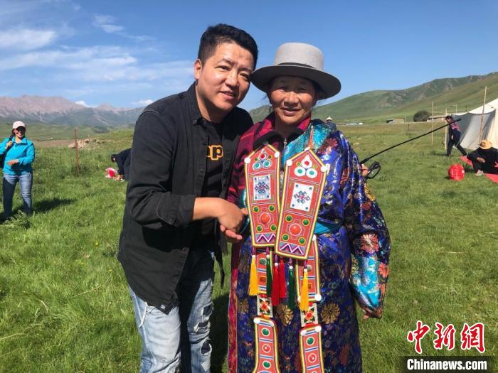 圖為拍攝紀(jì)錄片《西茂的婚禮》期間，張輝剛(左)與裕固族老人合影留念。(資料圖) 張輝剛供圖
