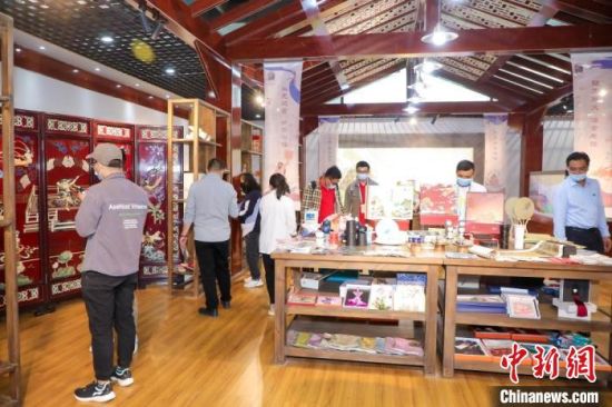 圖為甘肅“一會(huì)一節(jié)”期間，位于敦煌的天水市展館中，民眾觀賞文創(chuàng)產(chǎn)品。　甘肅省文化和旅游廳供圖