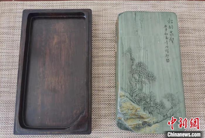 圖為盧保勝為提升洮硯文化內涵，制作“一硯一銘、一盒一拓”成品展示?！堟?攝