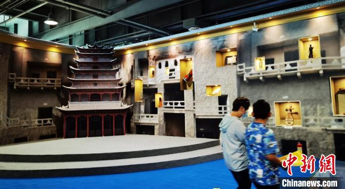 該展覽還借助科技手段，復原“藏經(jīng)洞”場景，將莫高窟“搬進”展廳。　丁思 攝