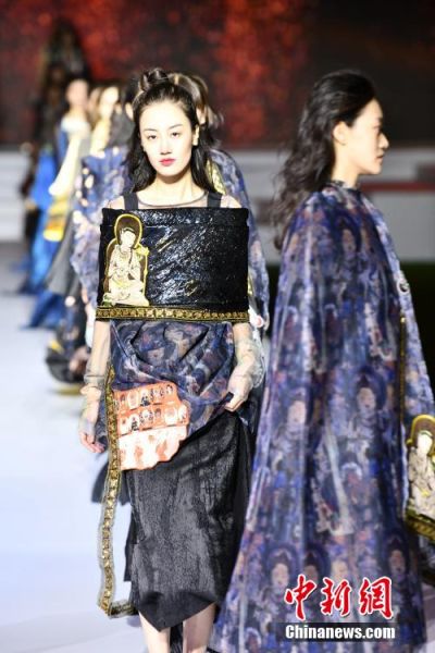 圖為敦煌服裝秀展示。 殷春永 攝
