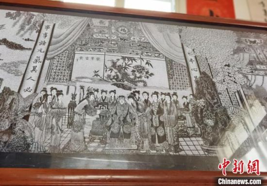 圖為陶世清的影雕作品?！钅?攝