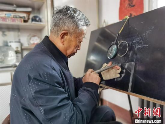 圖為陶世清在創(chuàng)作中。　楊娜 攝