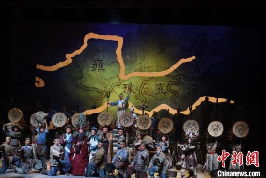 作為隴劇“梅花”，雷通霞在《大禹治水》中甘當(dāng)“綠葉”，該劇推出后，反響十分熱烈。(資料圖) 楊艷敏 攝